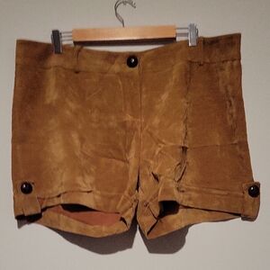 Chic Women's Tan Cargo Shorts